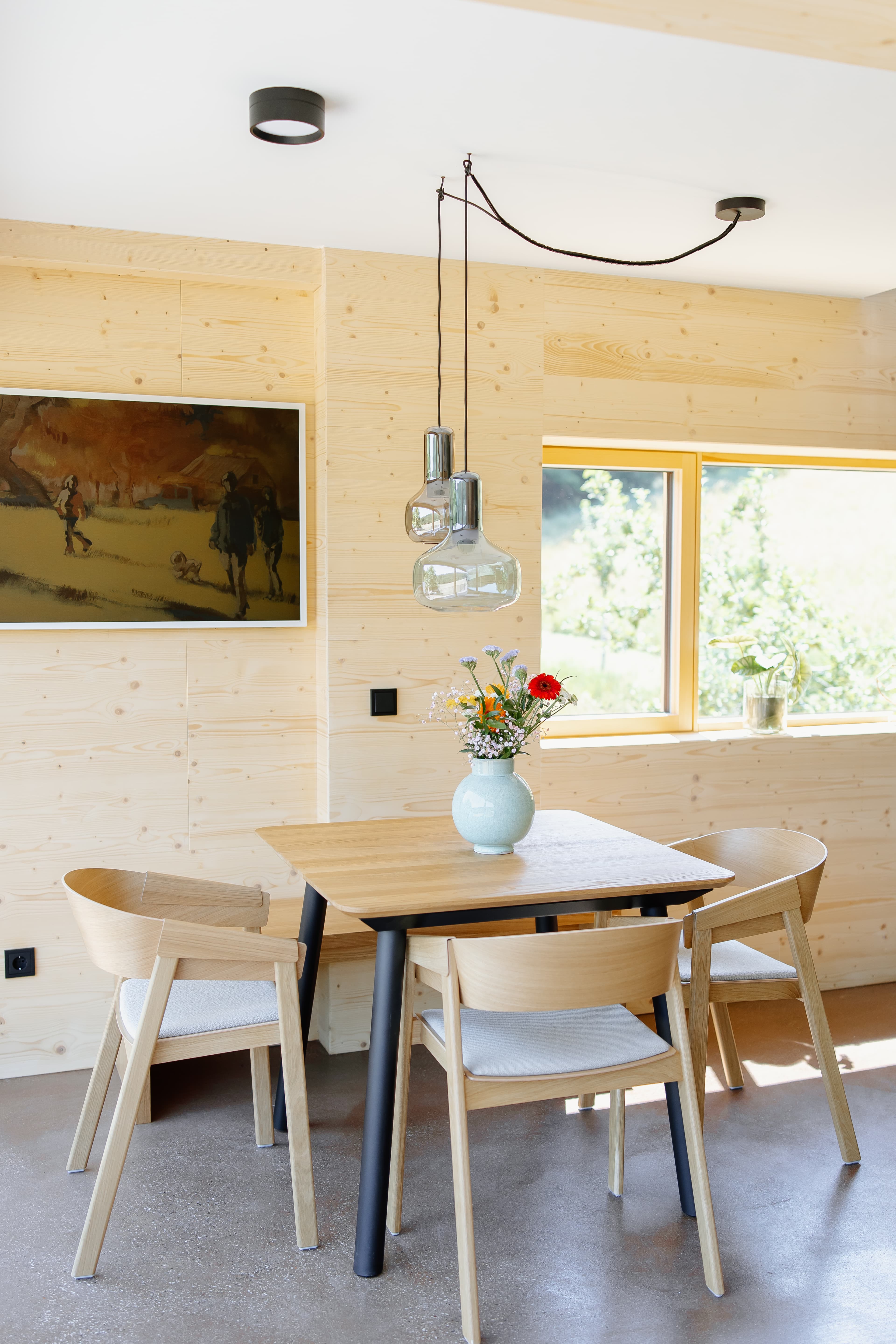 Essbereich mit Holztisch und großem Fenster