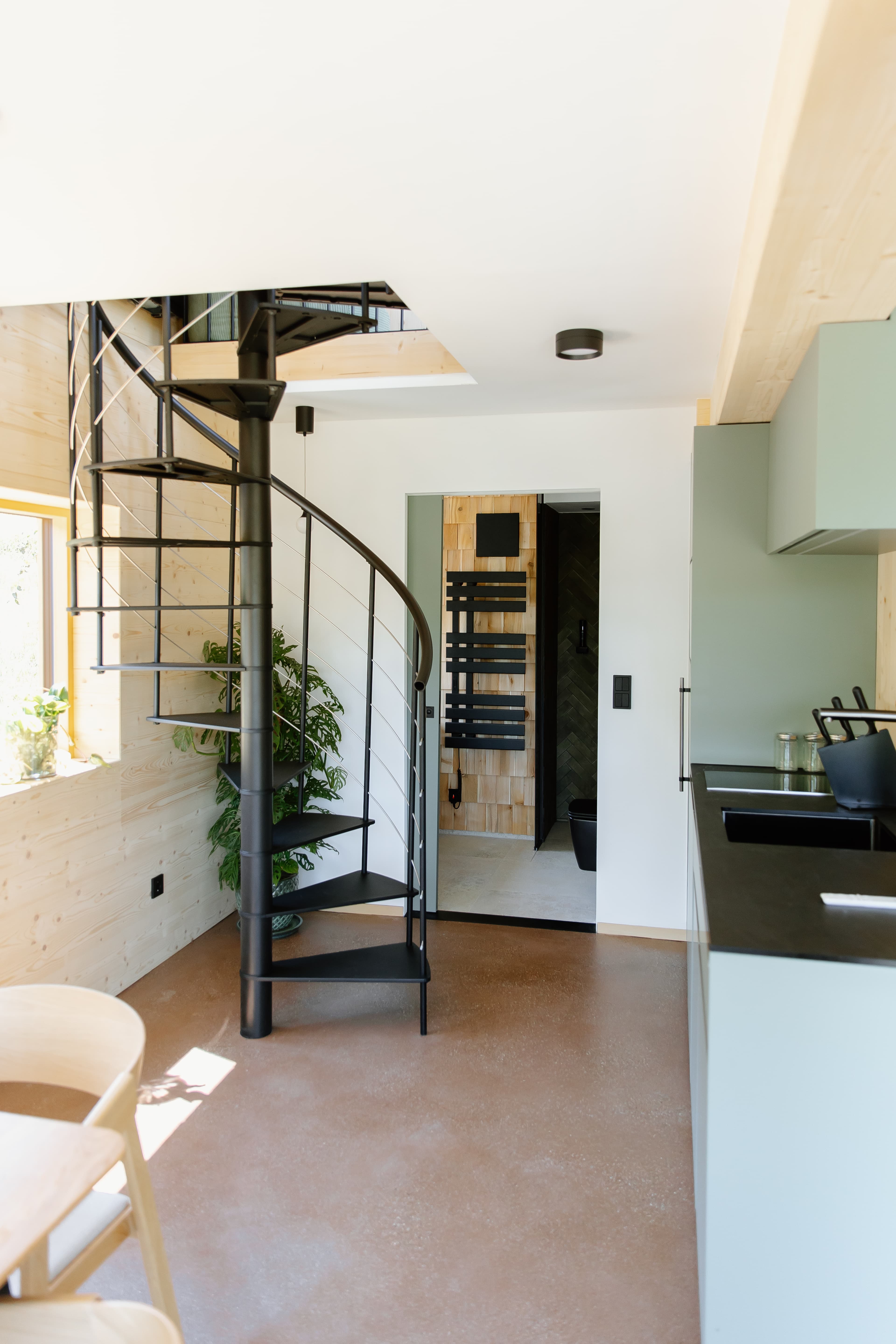 Moderne Küche mit Wendeltreppe und Holzdetails