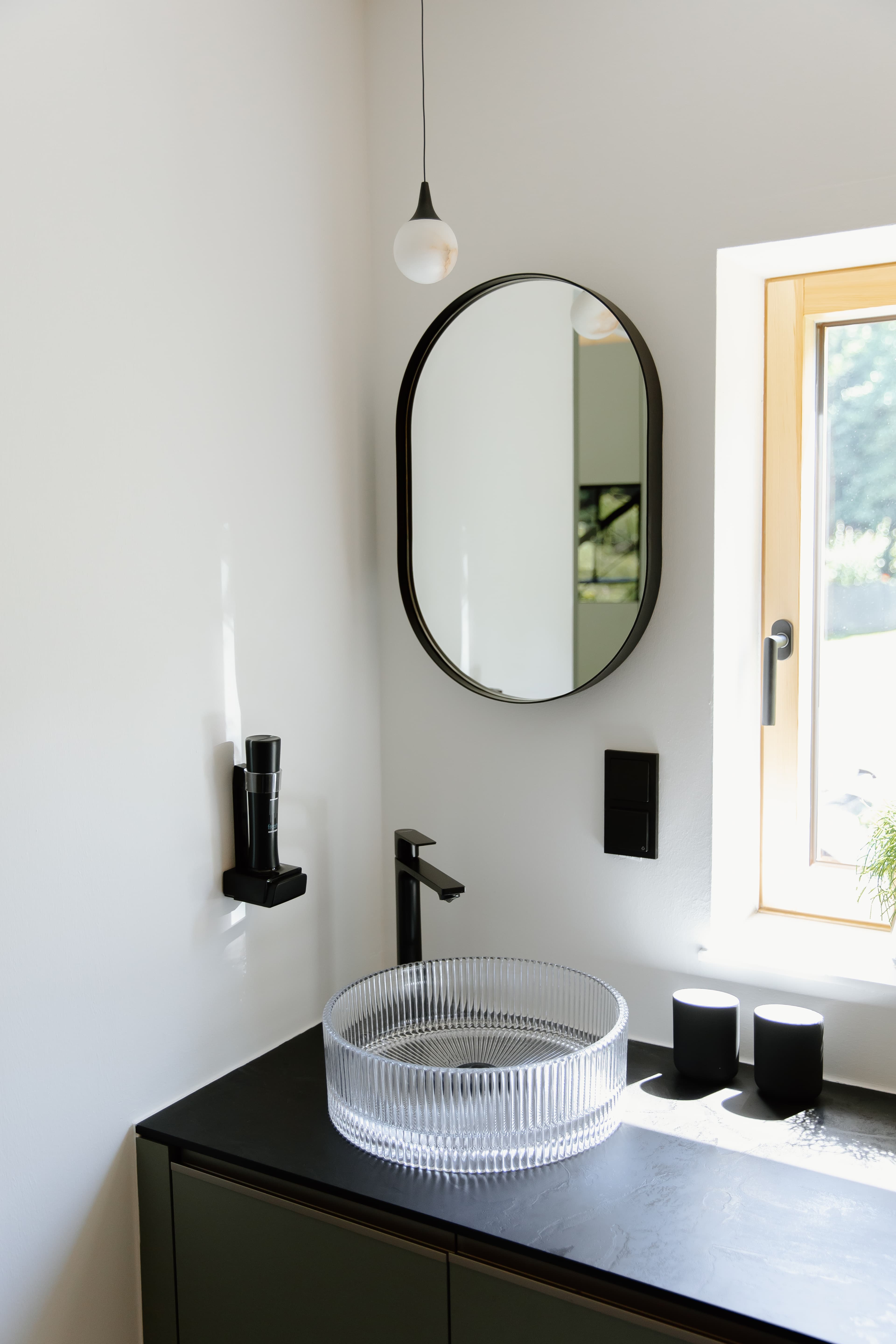 Elegantes Bad mit Glaswaschbecken