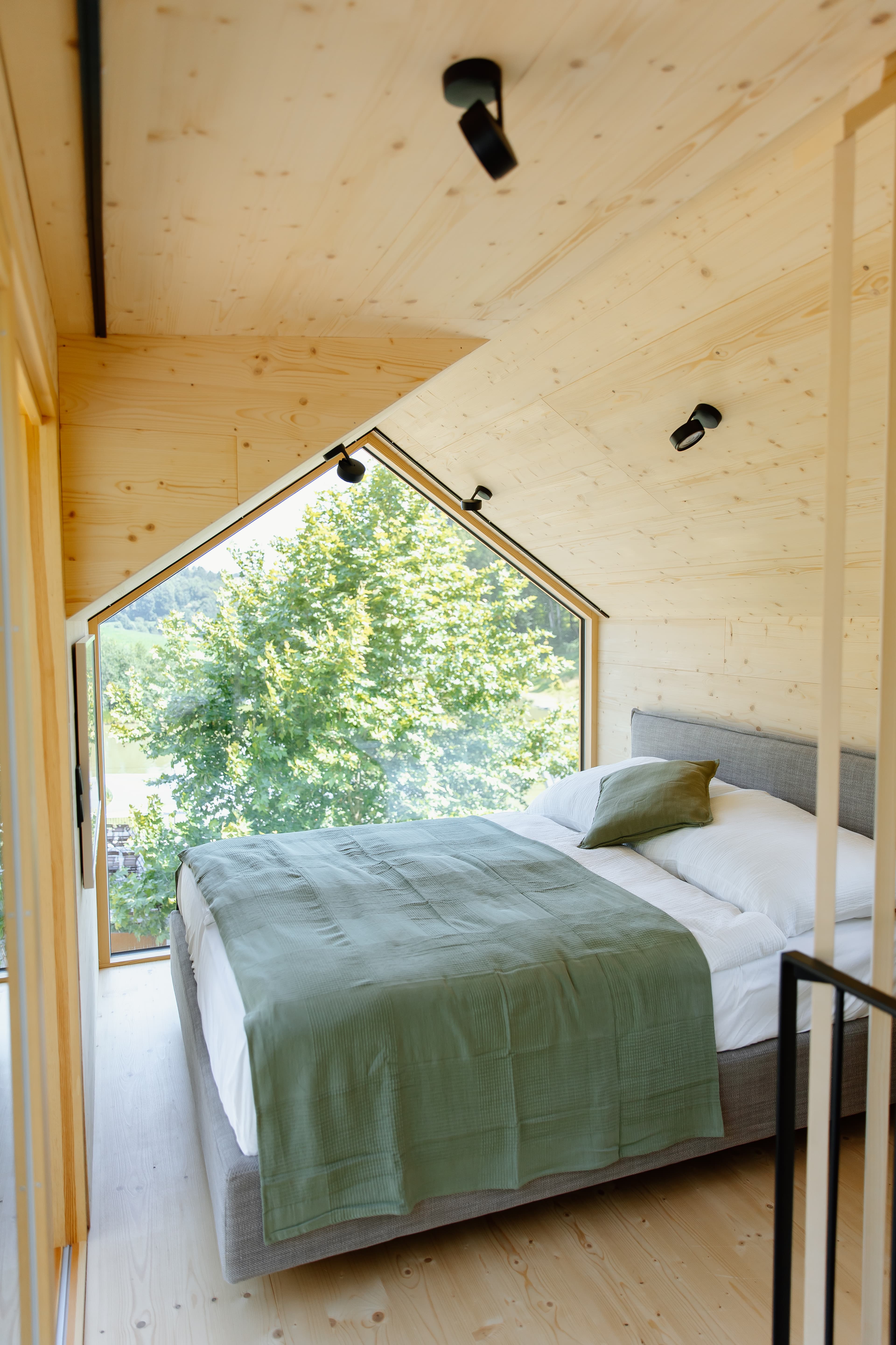 Ruhiges Schlafzimmer mit großem Giebelfenster
