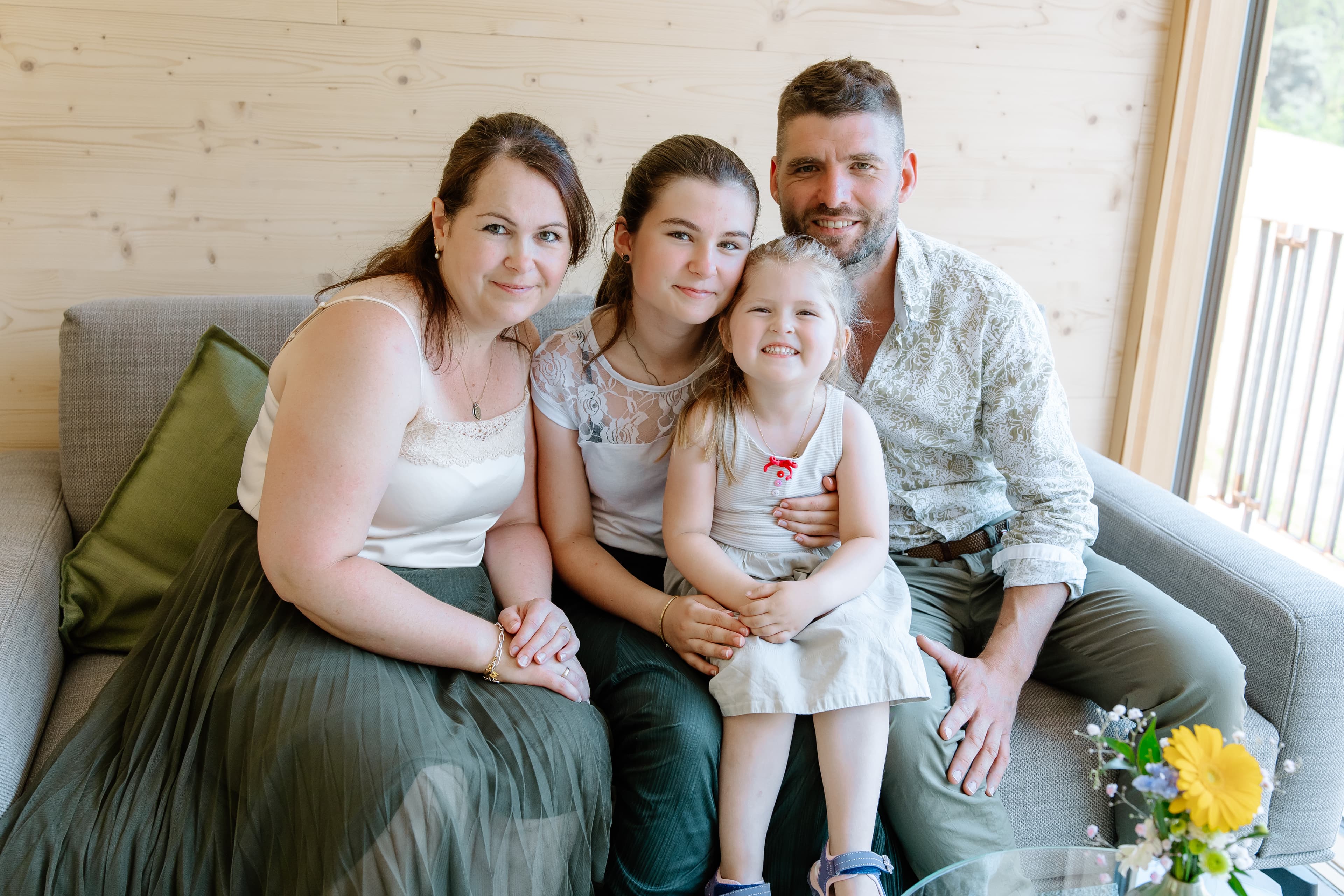 Familie in der gemütlichen Wohnecke von Off Living